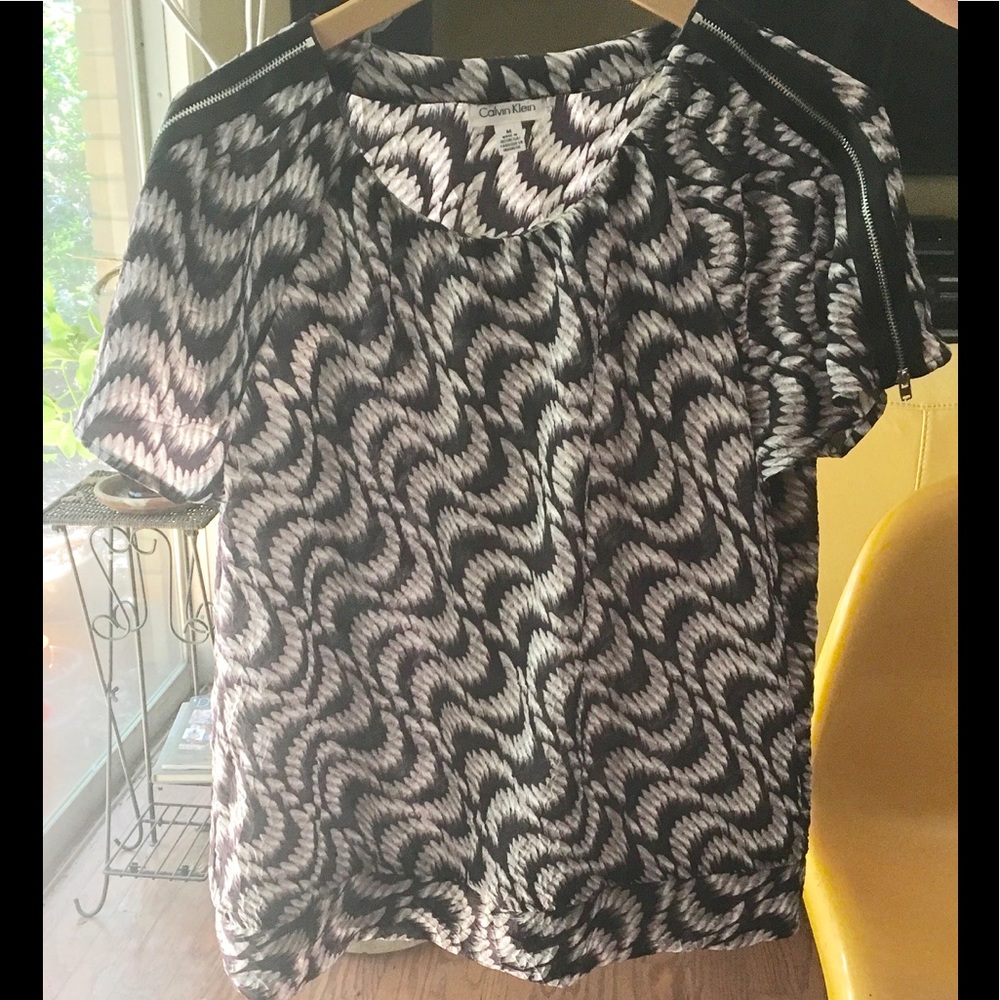 Like New Calvin Klein zip trim black white top M